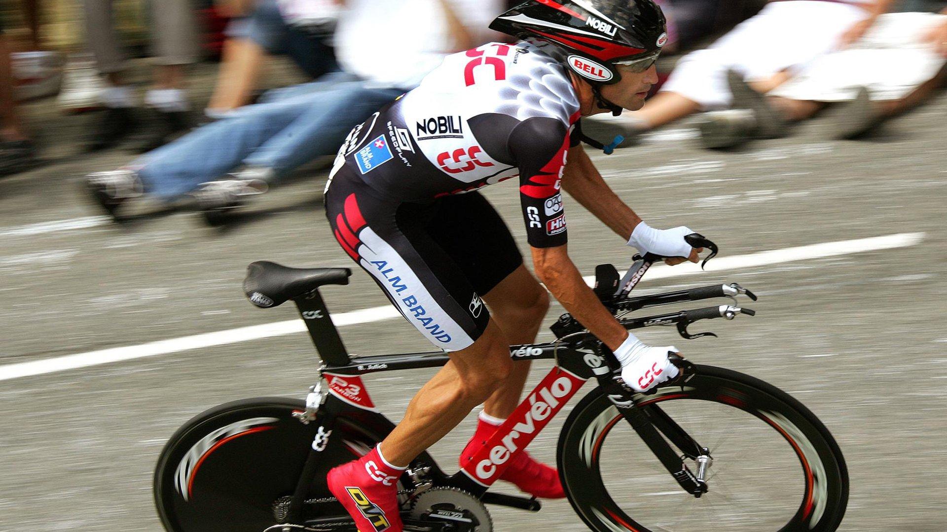 是点球吗？C罗单刀倒地引争议，裁判沉默点燃赛场风暴